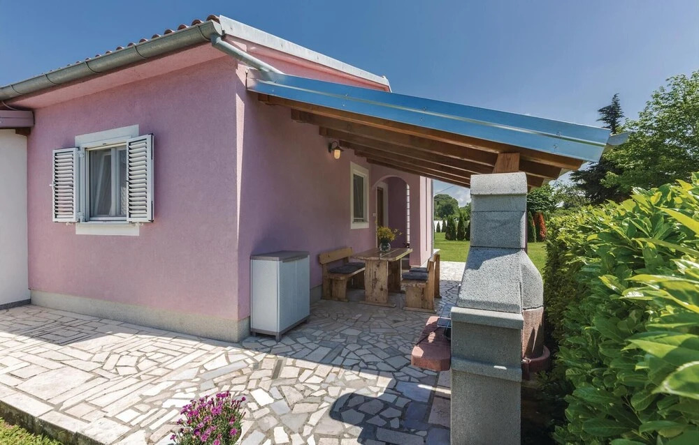 Two-Bedroom Holiday Home In Valbandon