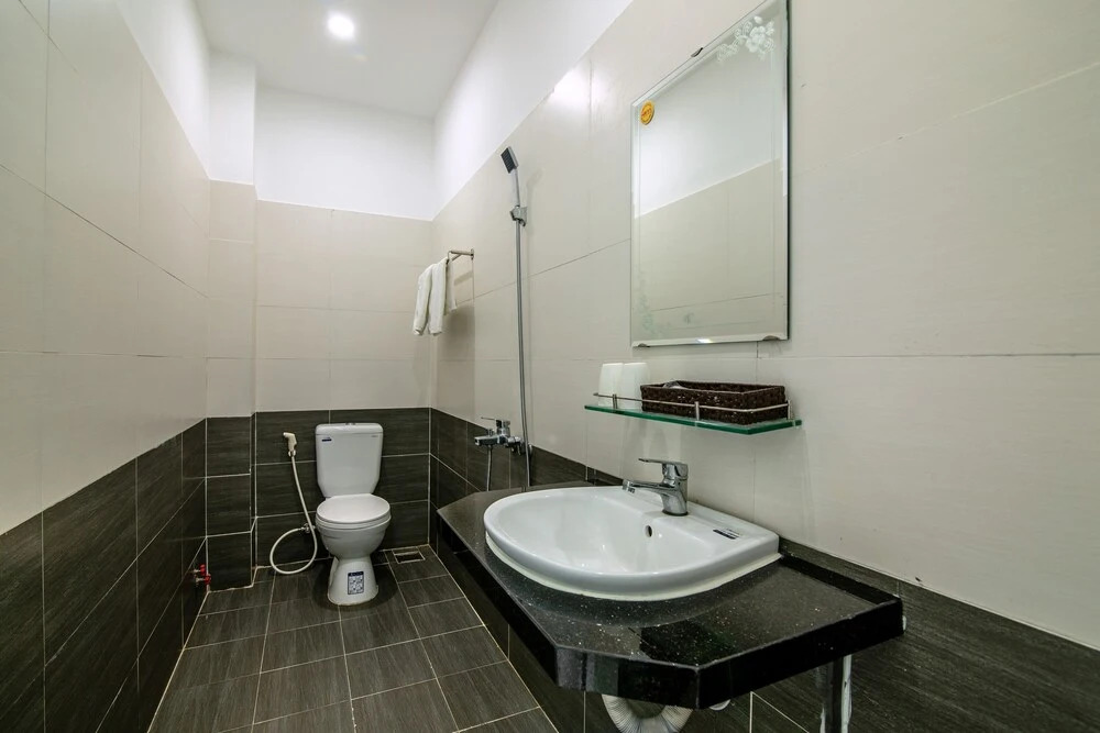 Lucky Hotel by OYO Rooms