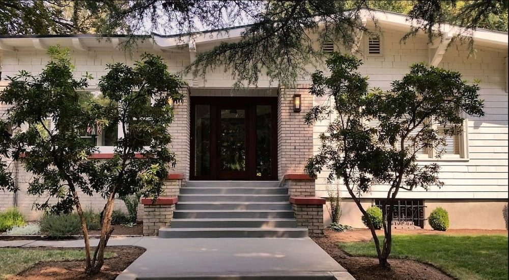 Alberta Alameda Bright Woodsy Private