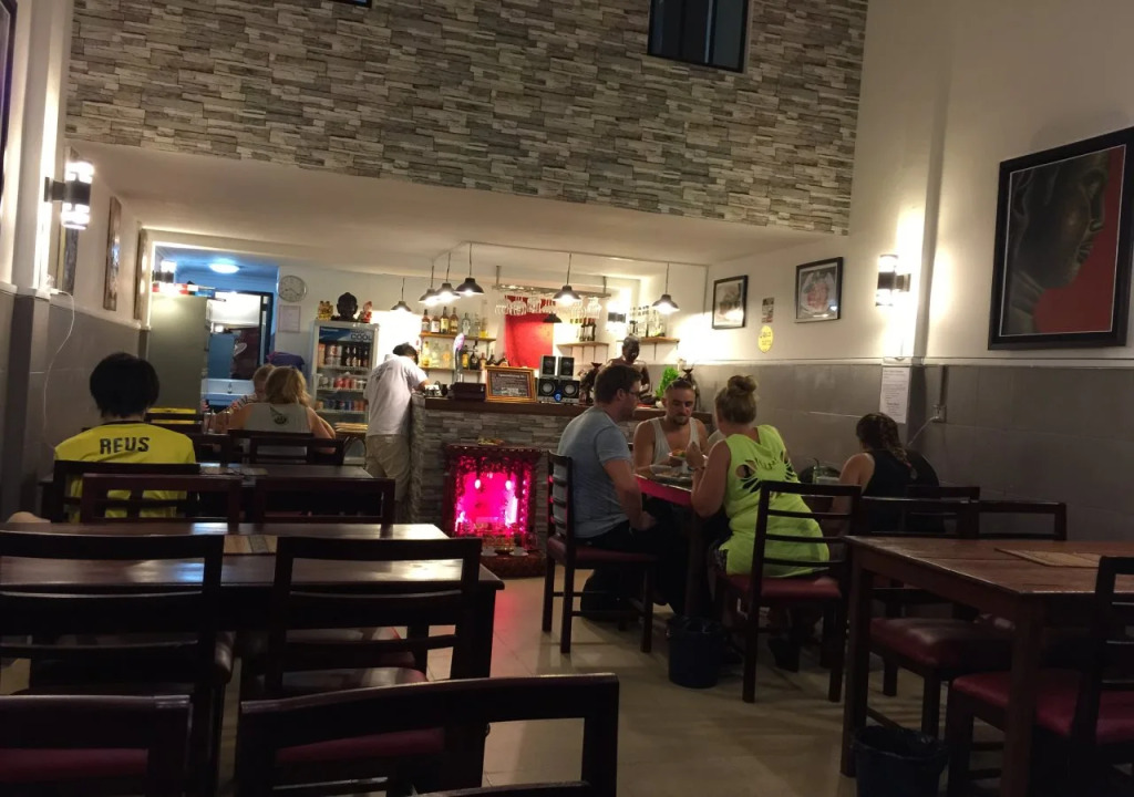 Tuk Tuk Hostel & Café