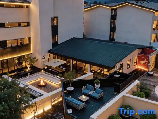 Qinghe Courtyard · Jiuzhaigou | QINGHE Hot Spring - Luxury Private Hot Spring Villa