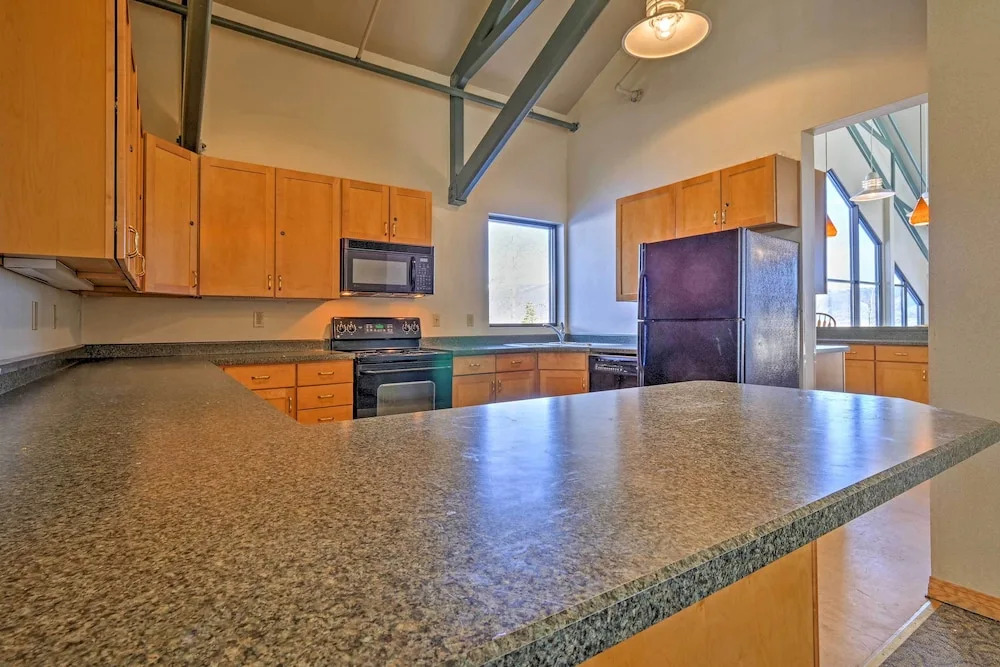 Silverthorne Condo W/pool Access - Shuttle to Town