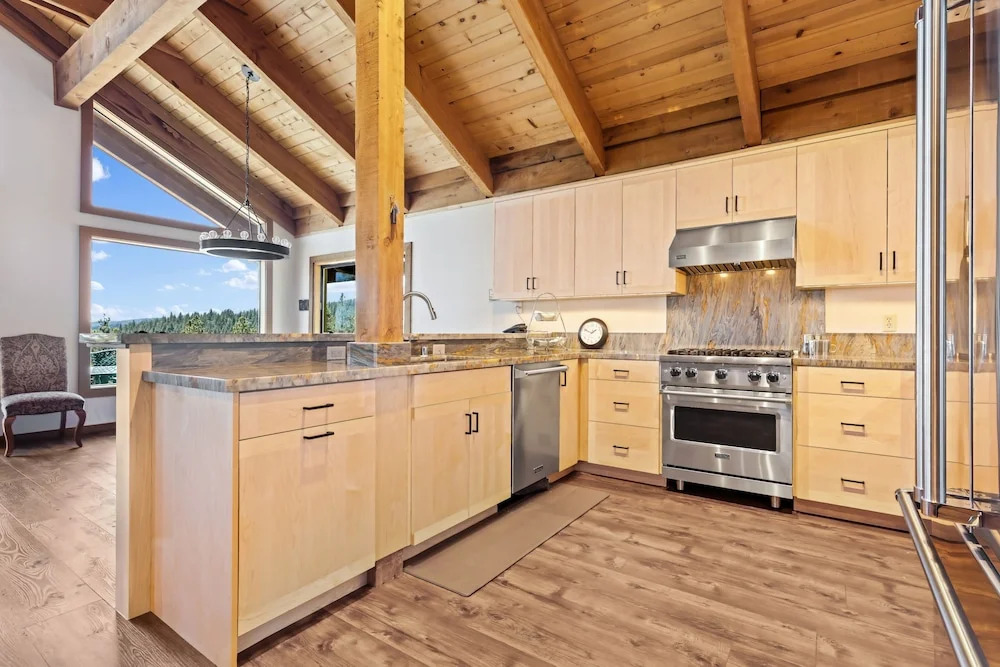 AMAZING VIEWS- MODERN HOME- SH #14 by Bear Valley Vacation Rentals