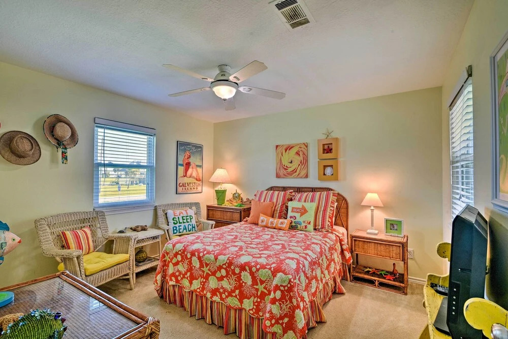 1 Block to Beach: Family Getaway in Galveston