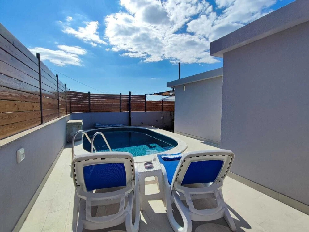 Pop Villa Sleeps 3 with Pool