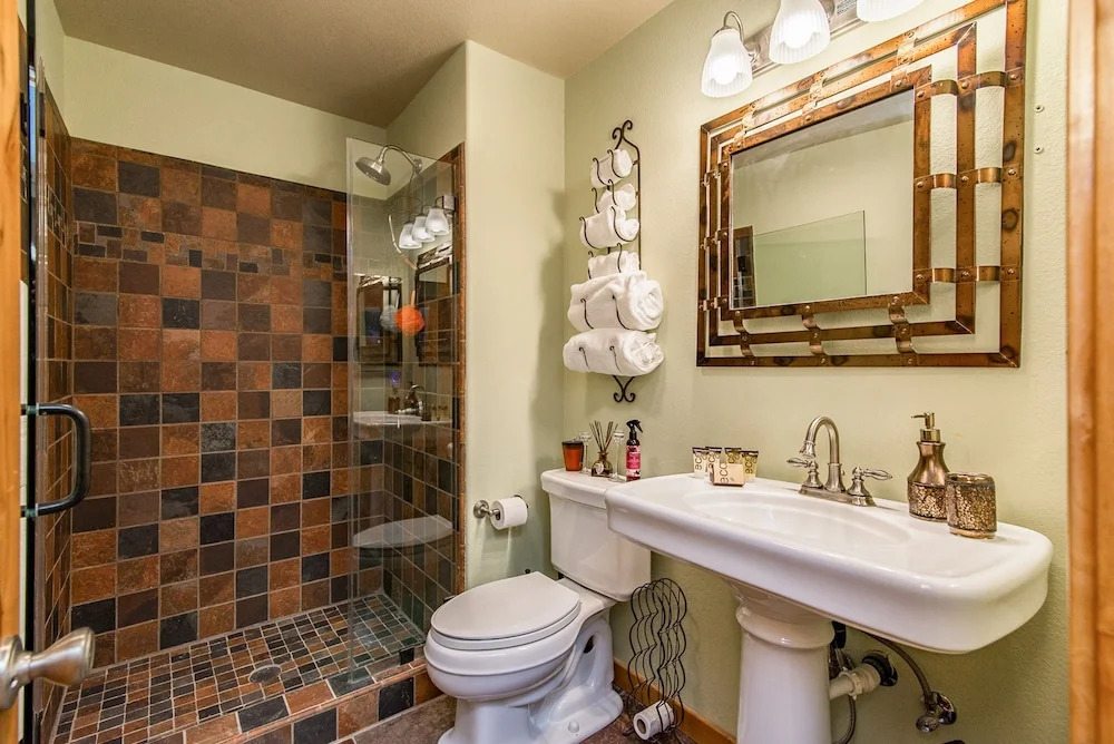 12726 Greenwood Dr House - 4 Br home by RedAwning