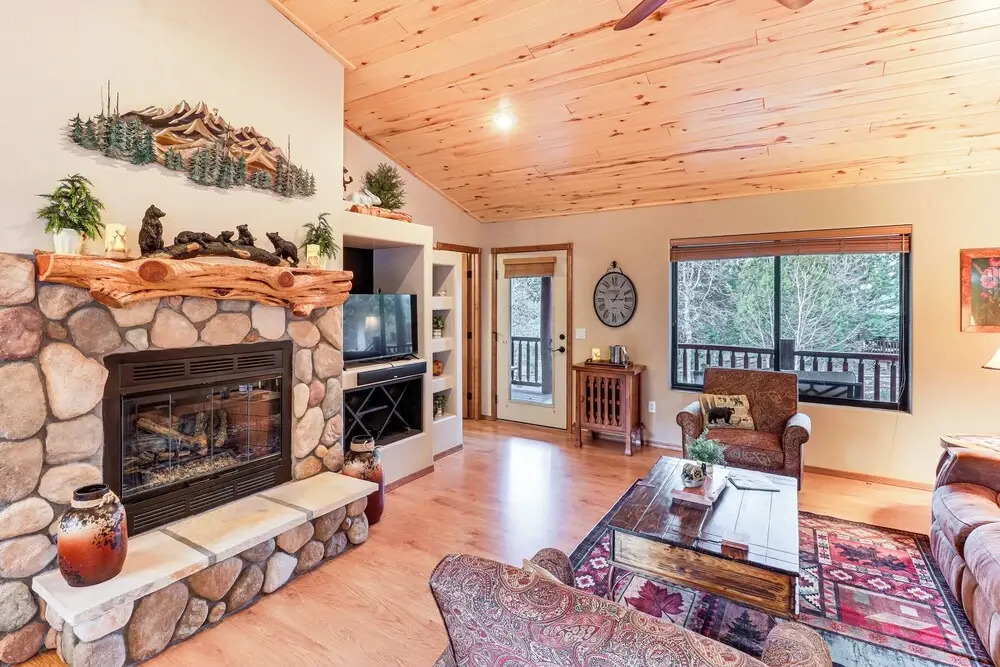 White Mountains Cabin: Near Trails & Lake Access!