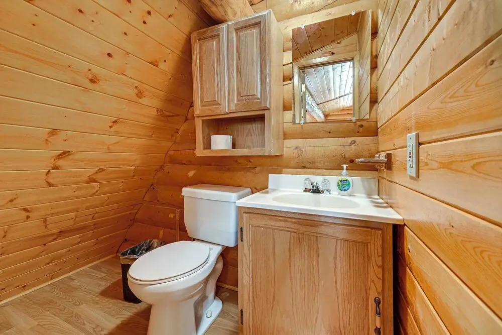 Roomy Log Cabin w/ Hot Tub, Walk to Kenai River!