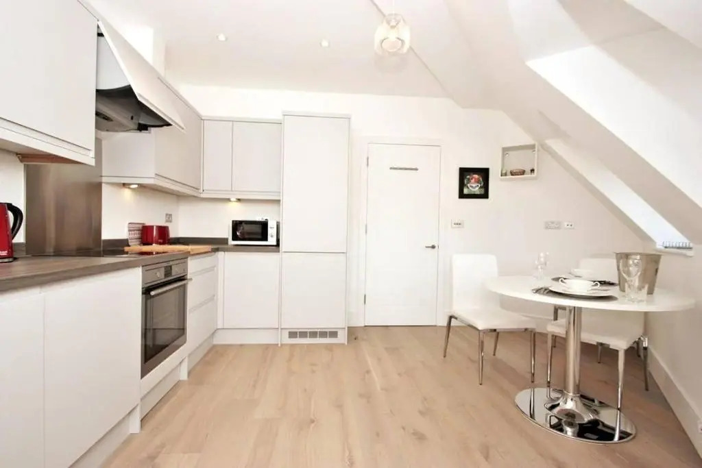 CC - Central Location Top Floor 2 Bed Deluxe Modern Apartment