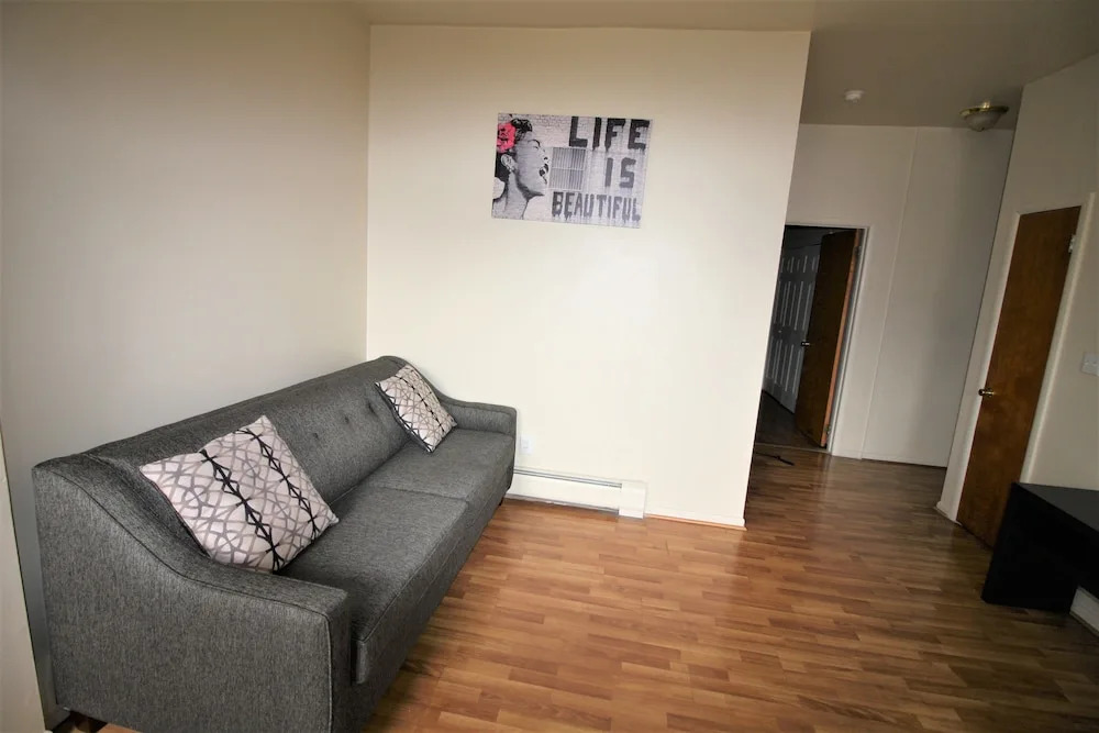 Modern Apartment minutes to NYC