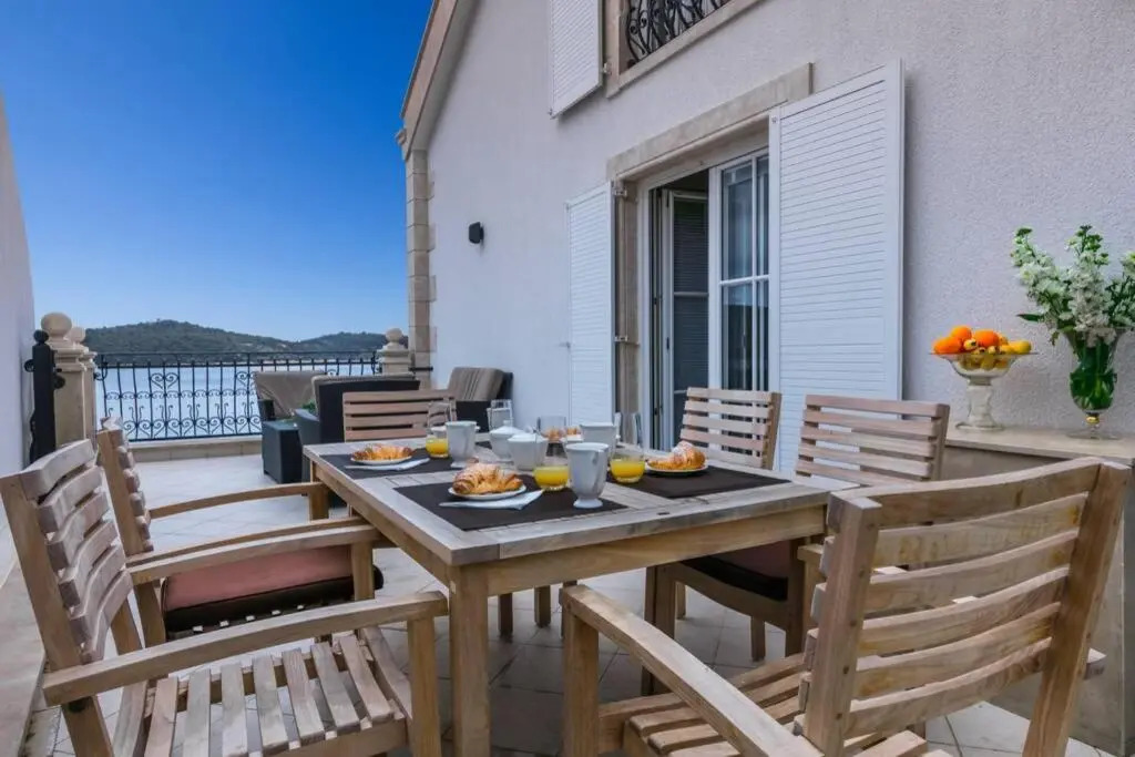 Seafront Apartment For4