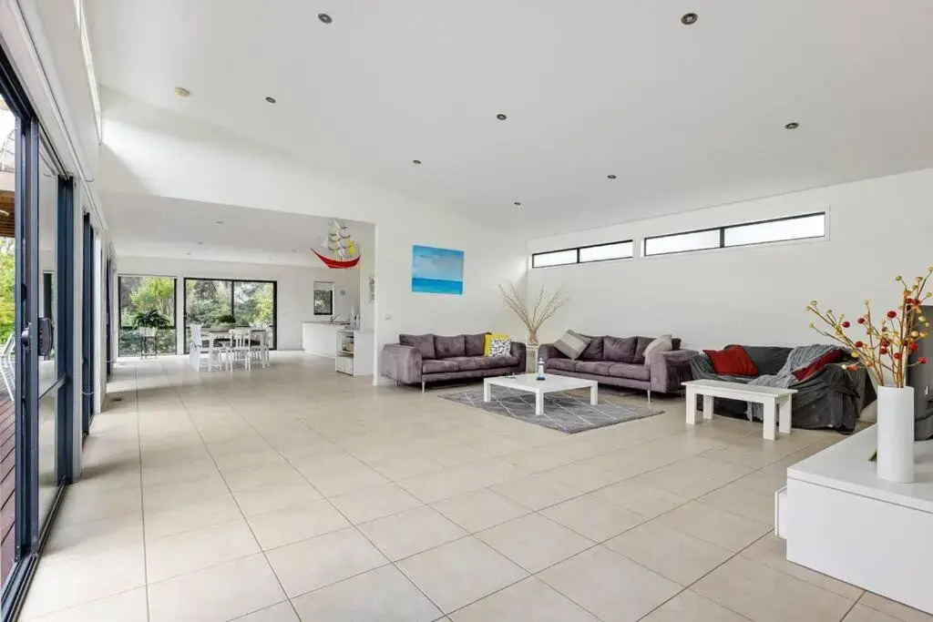 Sea Haven: coastal views, family retreat
