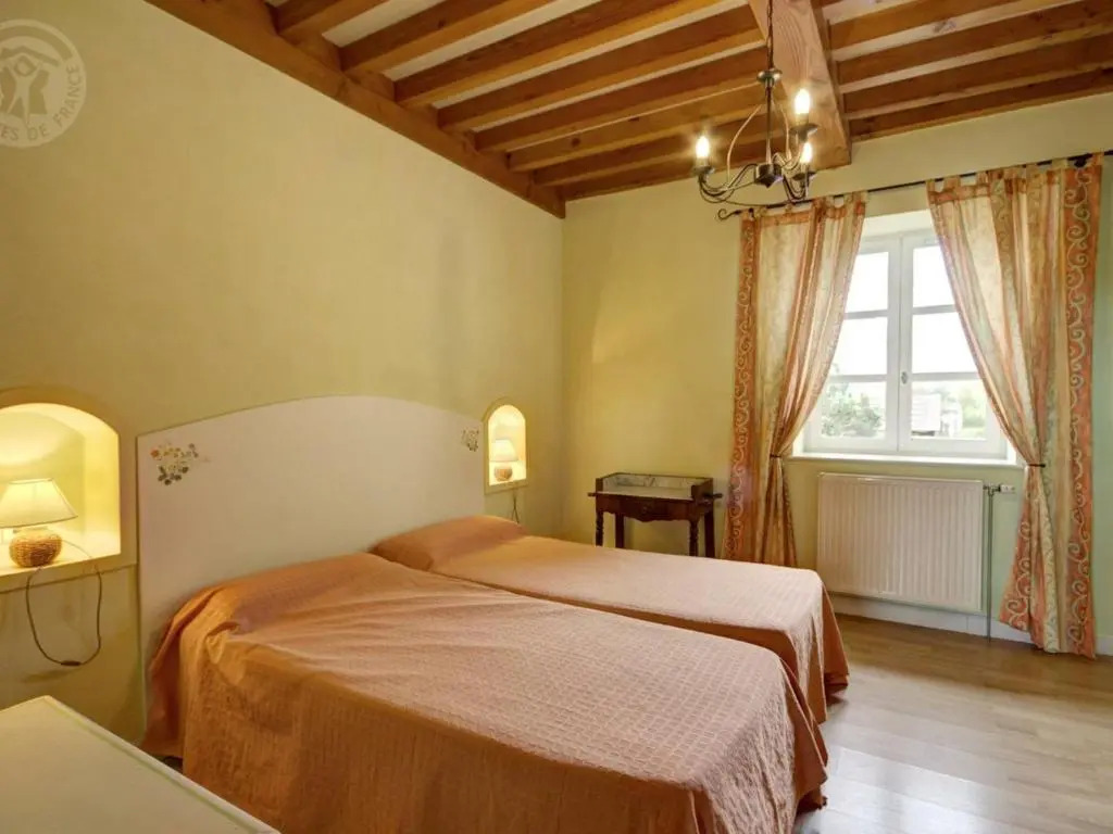 Maison spacieuse avec piscine chauffée, 4 chambres à Chalain-le-Comtal - FR-1-496-48