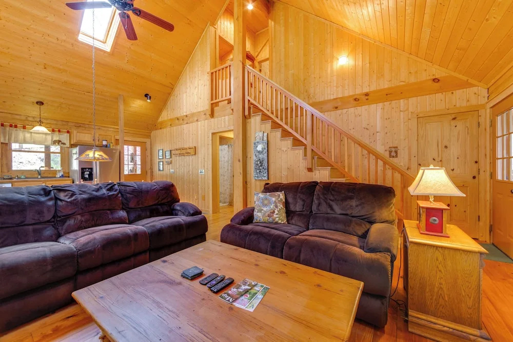 5 Mi to 9-hole Golf! Creekside Sapphire Escape