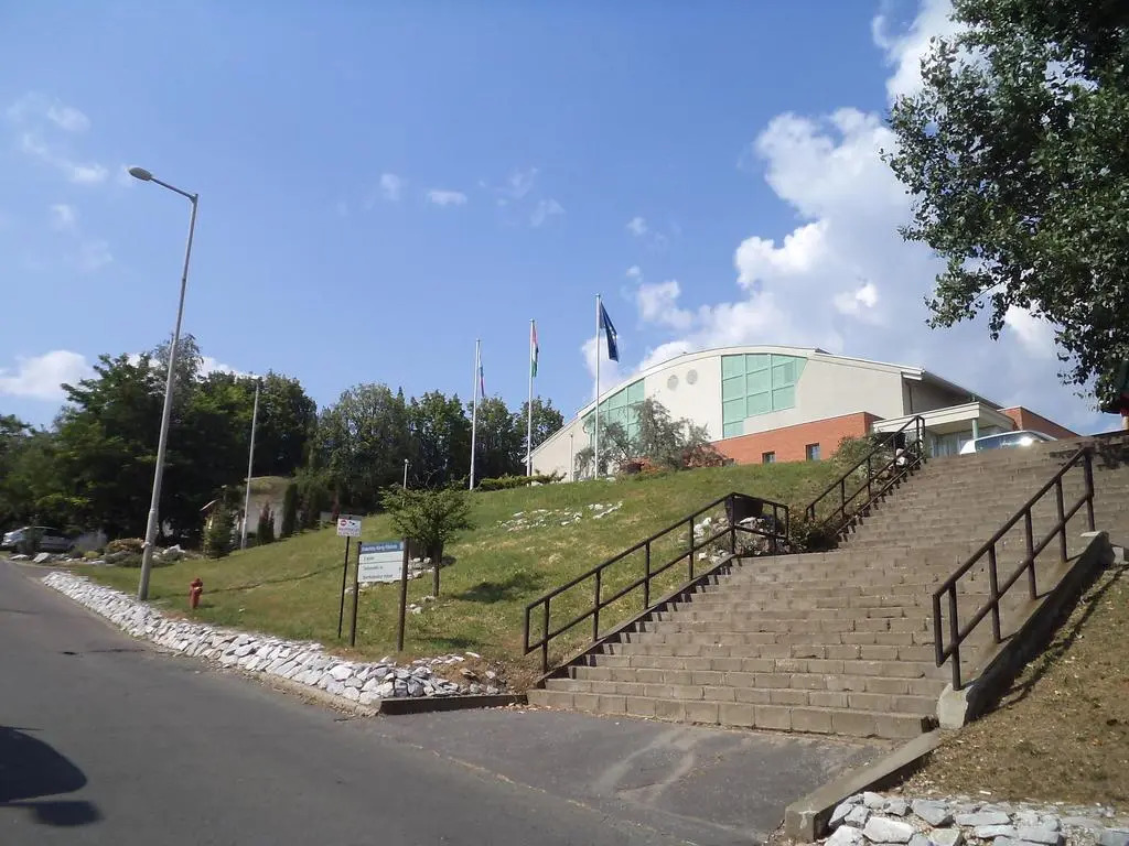 Almagyardombi Kollégium