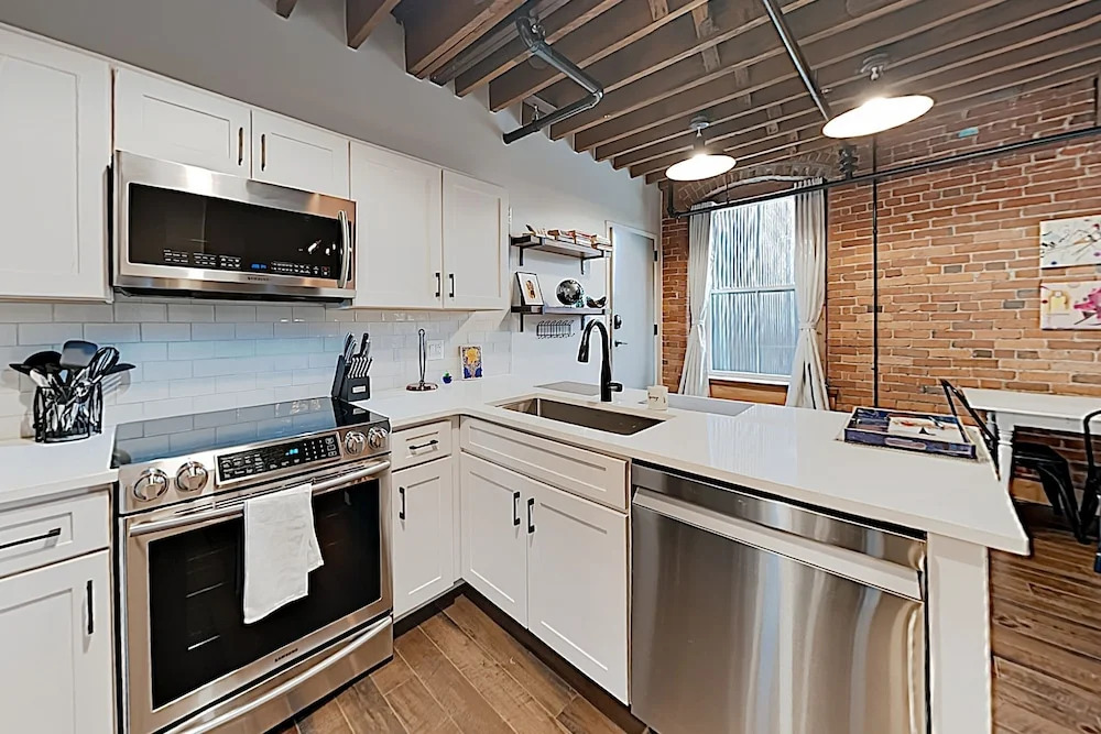 New Listing! Contemporary At The 1865 1 Bedroom Condo