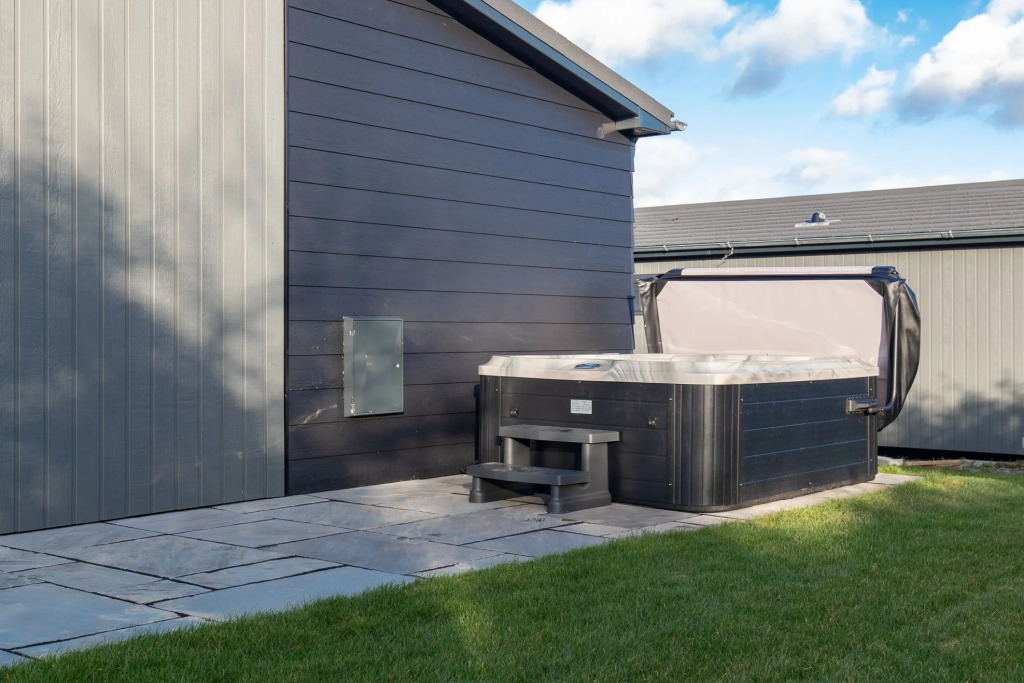 Hiraeth - Luxury Lodge with Hot Tub, Close to Beach