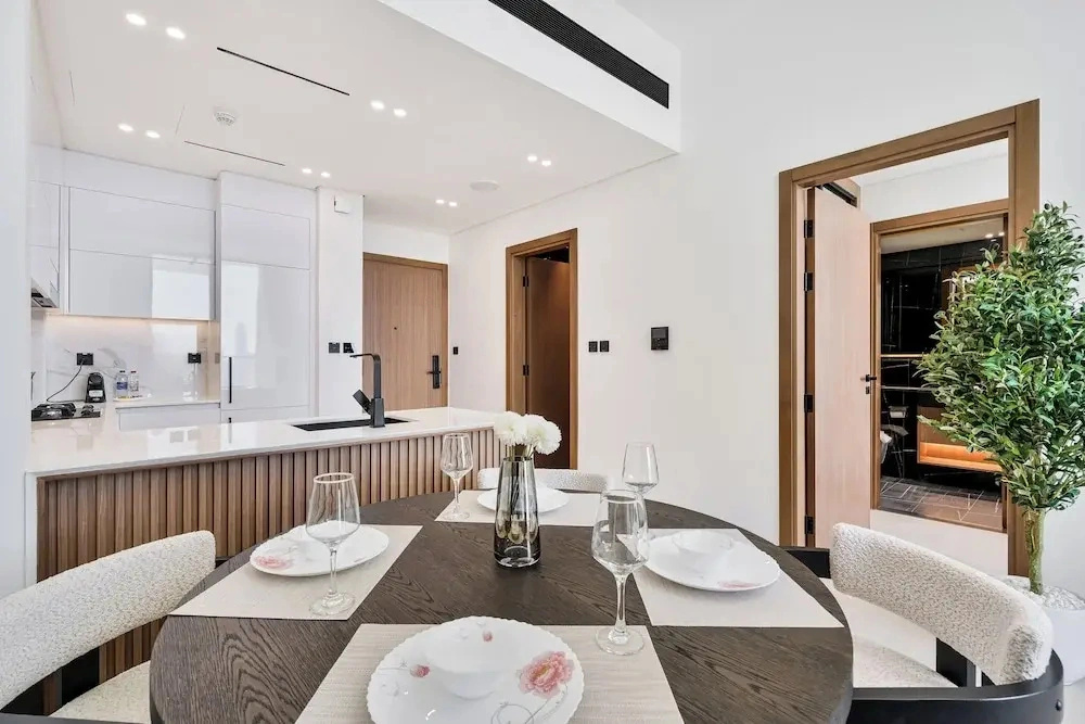 PVH - Elegant 1BR - Binghatti House