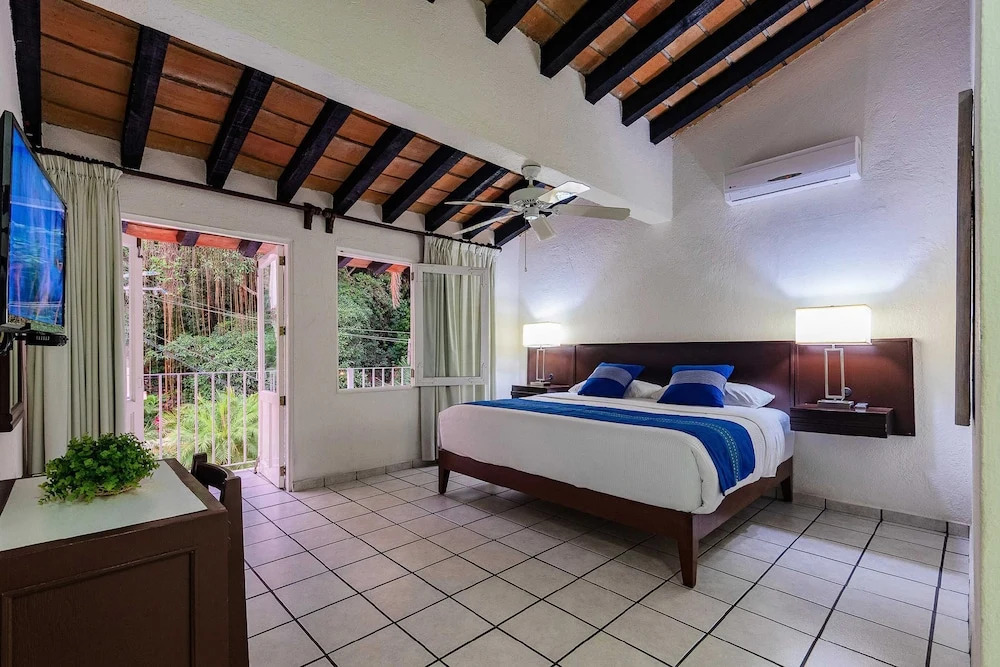 WIVC Alta Vista Condo - Stunning Views, Close to the Beach & Romantic Zone