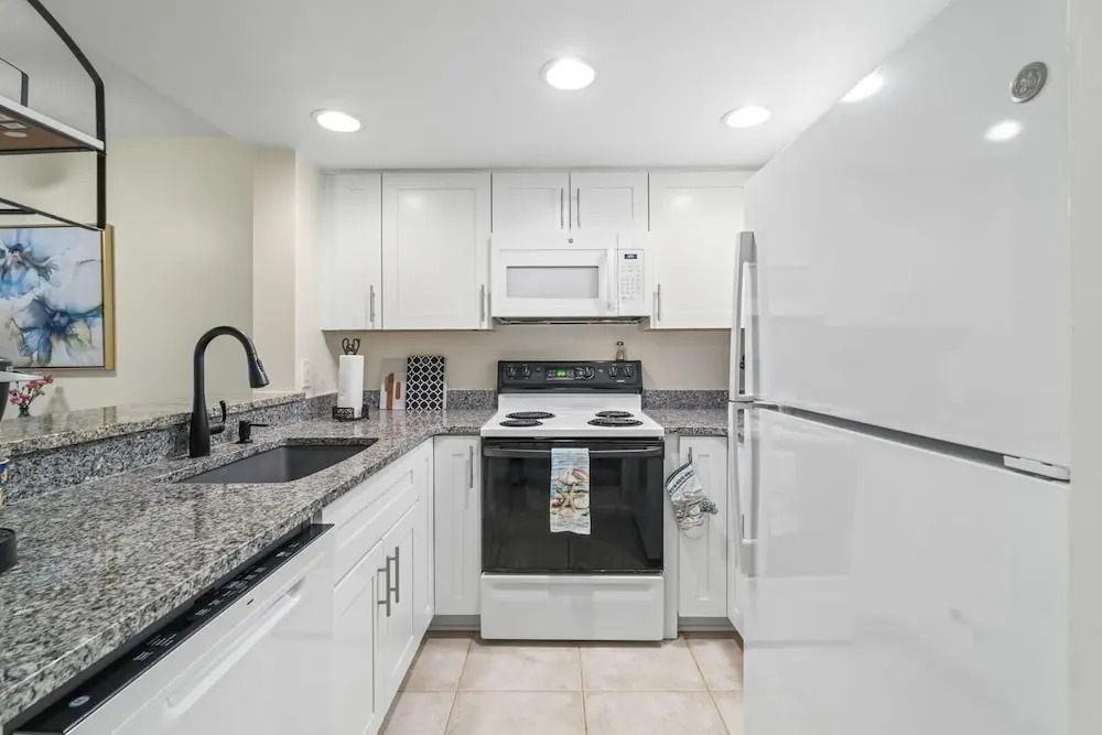 Life's A Beach~oceanfront 2 Bedroom Condo by RedAwning