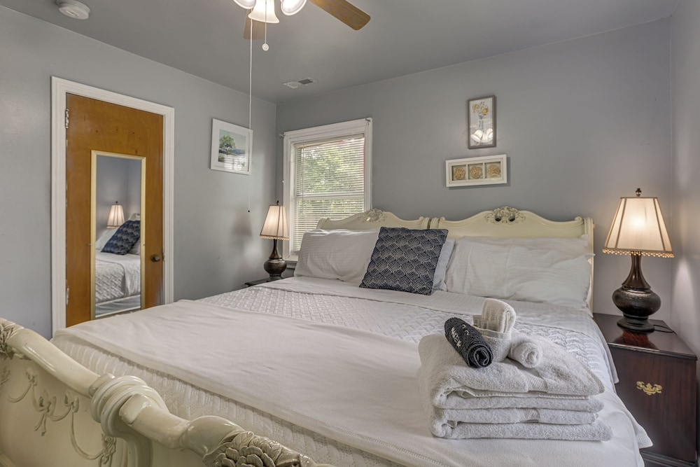 3 Mi to Downtown: Family-Friendly Birmingham Home