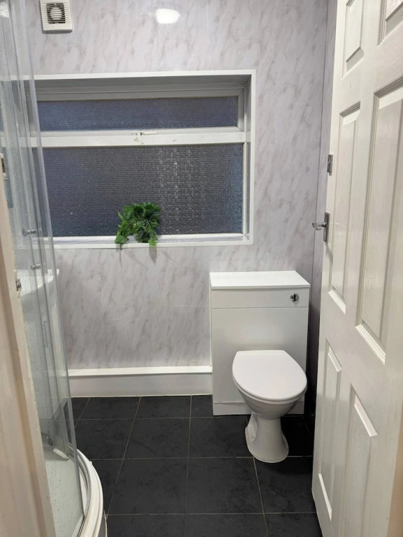 Spacious 4-bedroom Home in Ashford, Kent - Perfect for Families and Groups