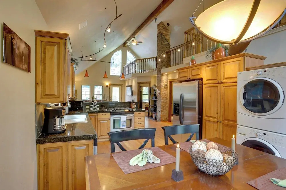 On Main Street: Ouray Getaway w/ Mountain Views!
