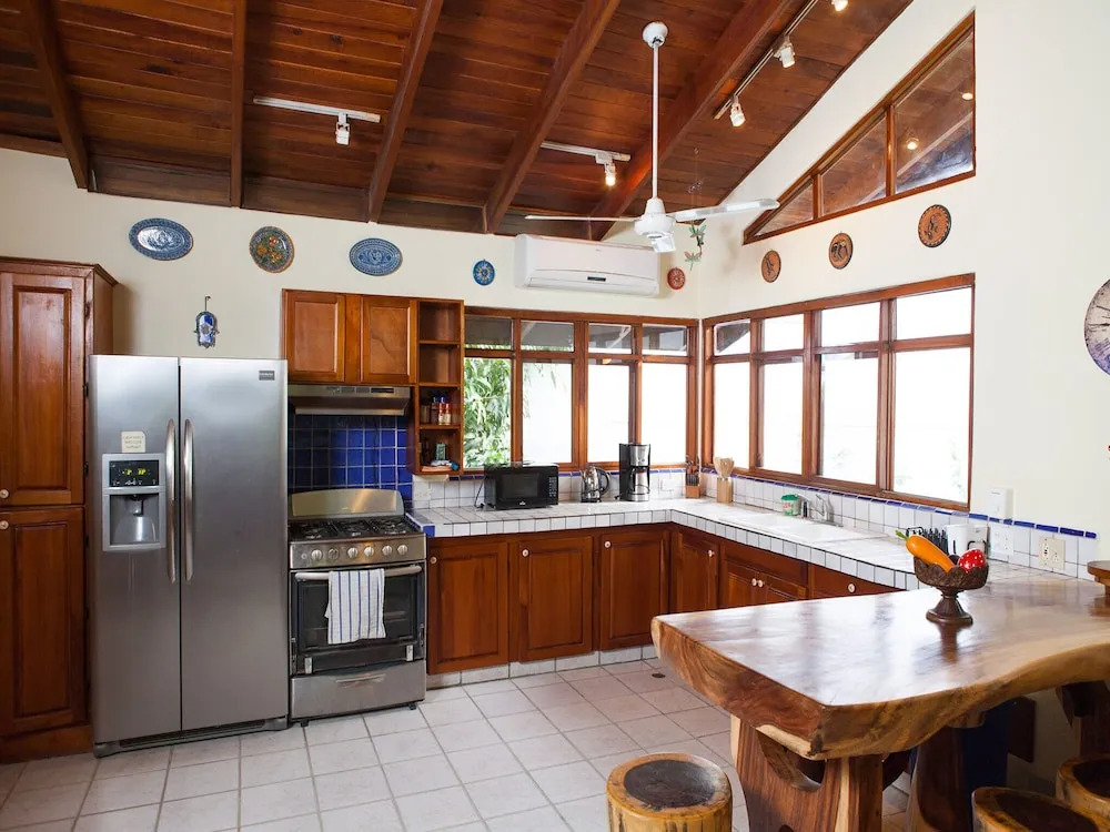 2 Bedroom Apartment Steps From The Beach