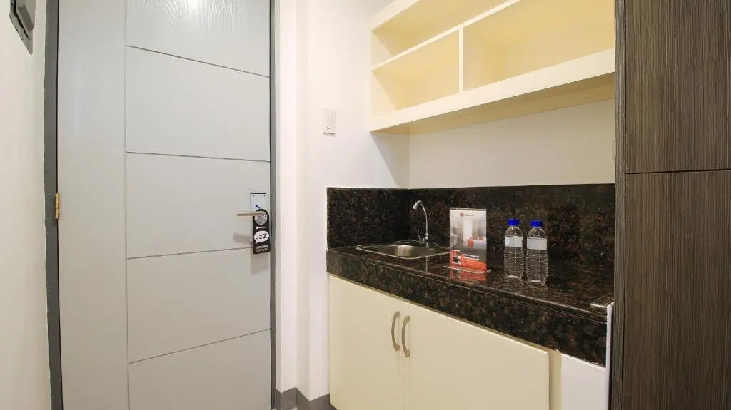 RedDoorz Plus @ Jardin Suites Guadalupe Nuevo
