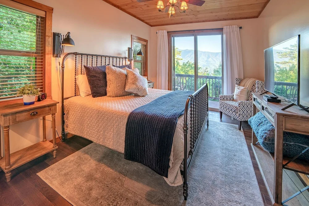 Mountain-view On 1.61 Acres - Sleeps 25 7 Bedroom Villa