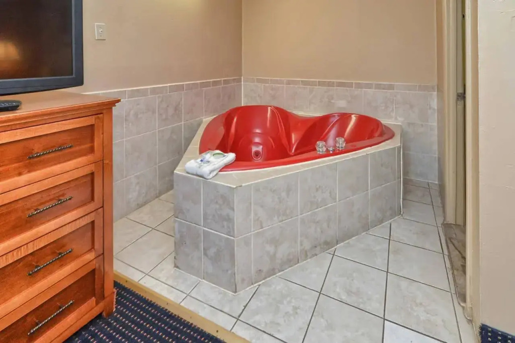 Red Carpet Inn - Stamford