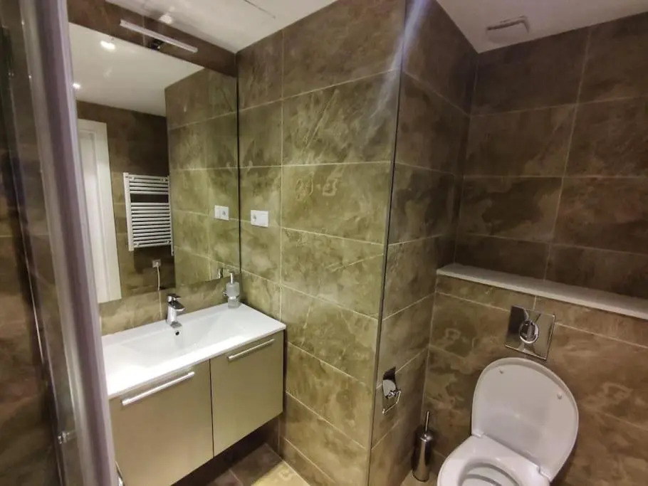 Leo Group Luxury Apartment 24-32 Alliance Palace