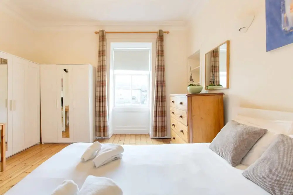 Spacious Traditional 3 Bedroom Flat in New Town