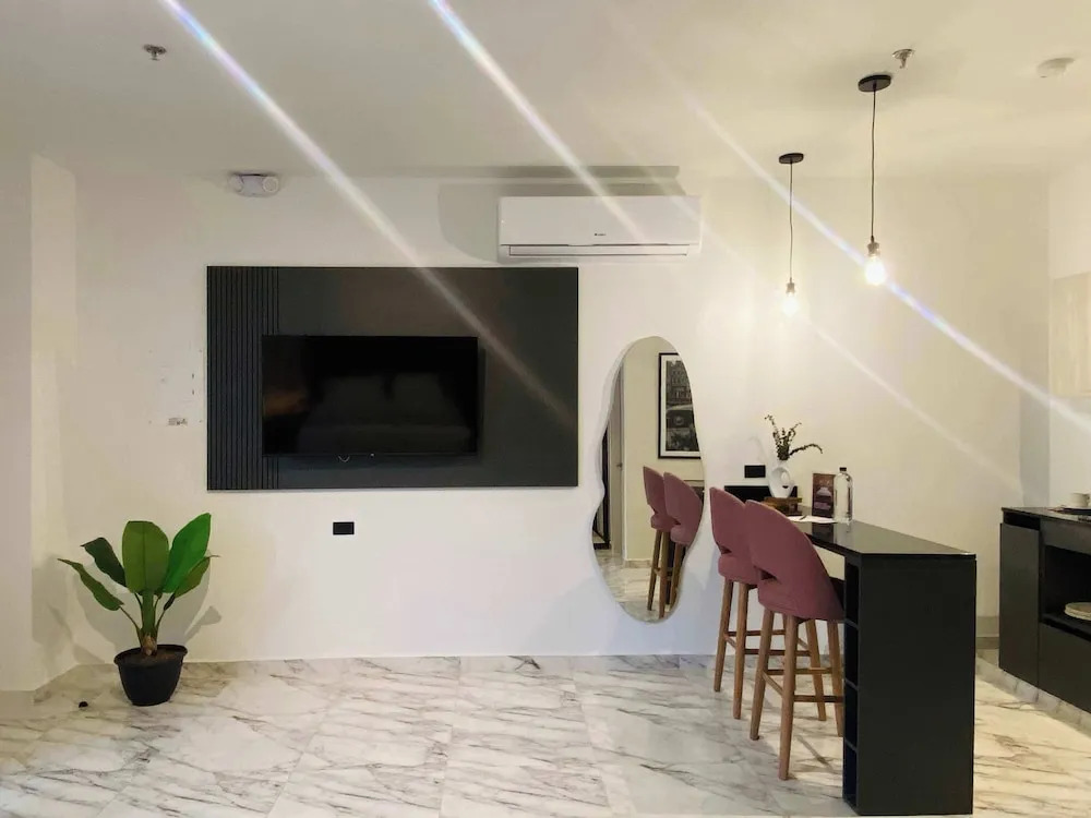 w Modern 3BR w AC Steps From Ciudad Amurallada