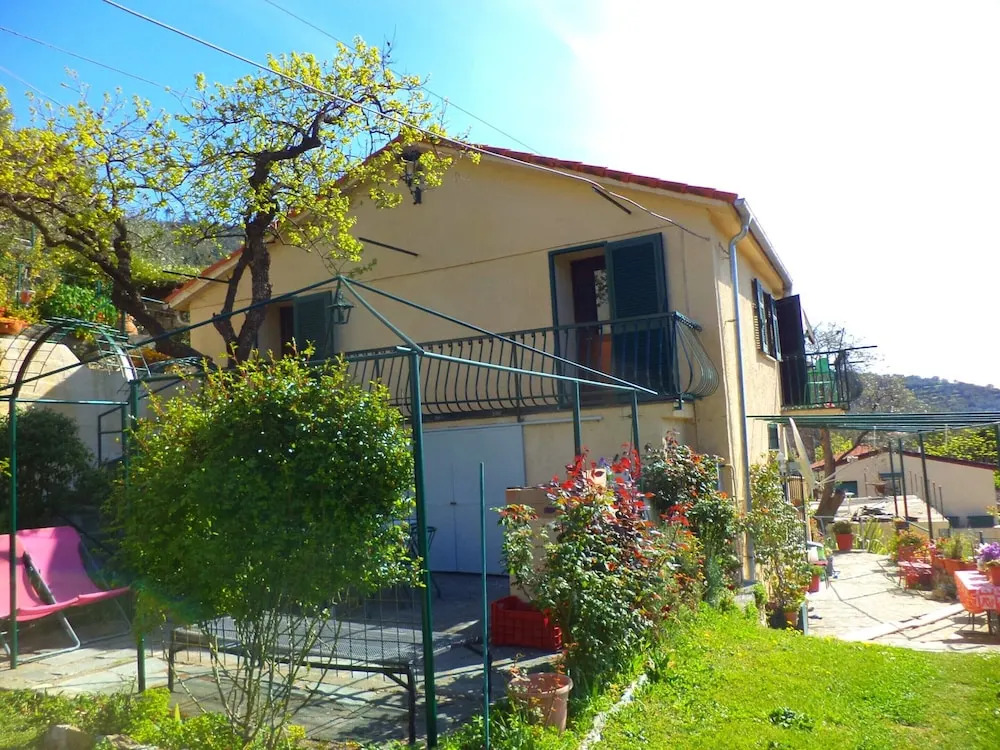 Small House in the Hills for Beautiful Walks Near the Sea