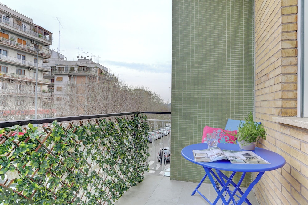 San Giovanni Appia Park Modern Apartment with Balcony Metro A 10 Min City Center