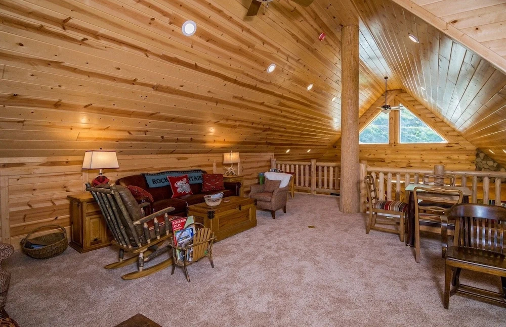 Armstrong Luxury Log Vacation  At Windcliff 4 Bedroom Home by RedAwning