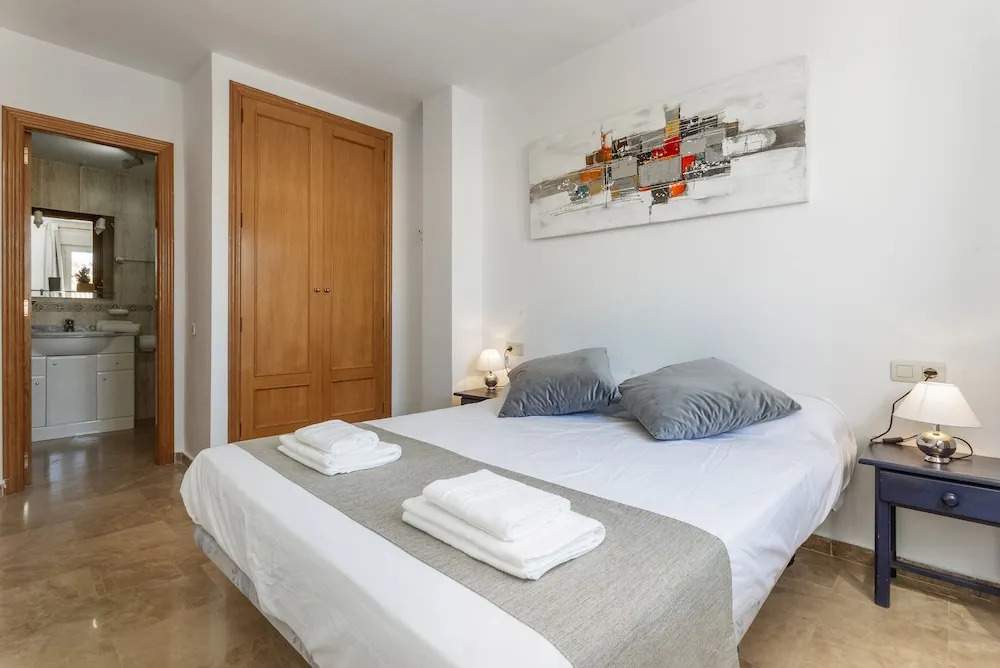 Beautiful 2-Bed first beach line apartment for 6