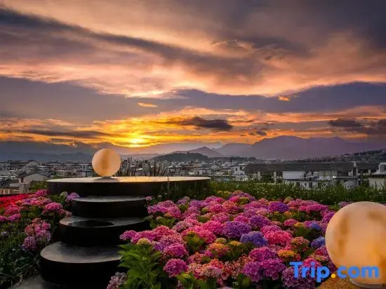 Peak Vista-Golden Peaks View Resort: Sky Garden Café & Snow Mountain Terrace (Lijiang Ancient Town)