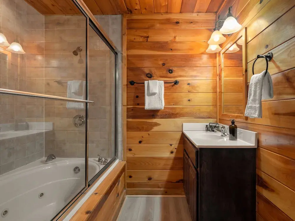 Cades Cove by Avantstay Treetop Haven in Smokey Mountains w/ Hot Tub, Game Room & Home Theatre