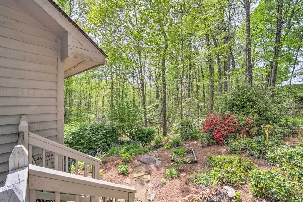 Scenic Sapphire Condo w/ Deck + Gas Grill!