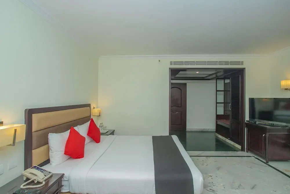 Capital O 536 The Rialto Hotel