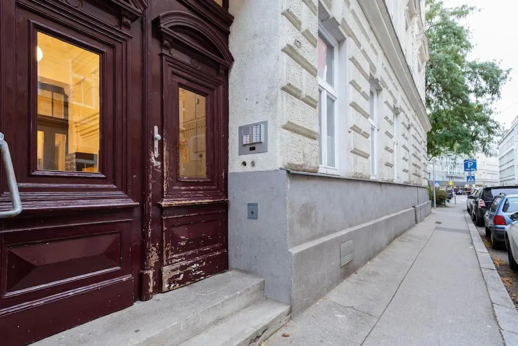 Center apt in best area near park & danube 20’to Airport