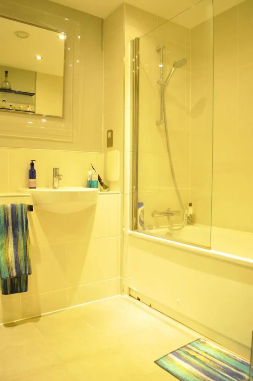 Modern 1 Bed Apartment In Oval