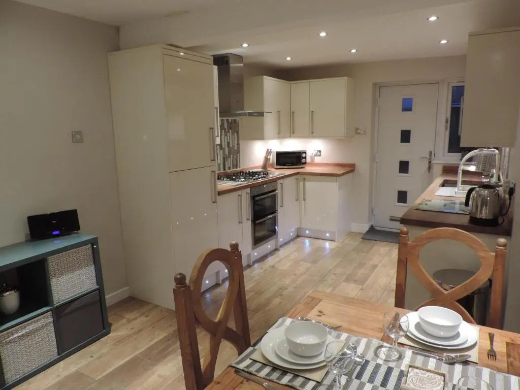 4 Bed Farnborough Air Accommodation