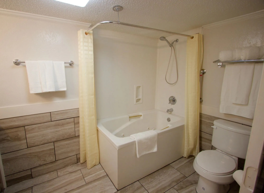 At Home Inn - Pensacola
