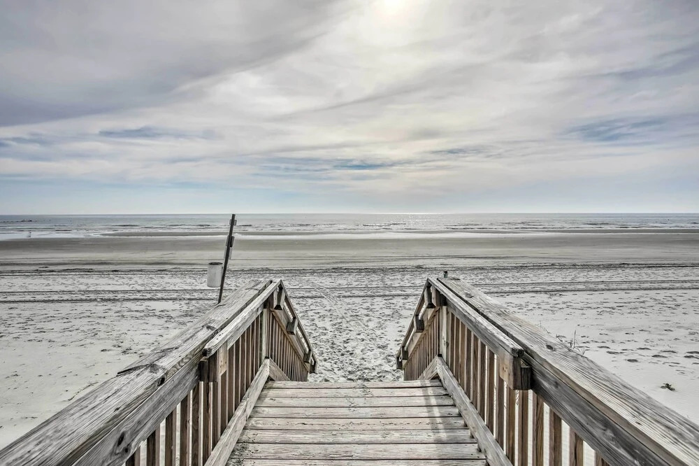 Freshly Remodeled Beach House, Steps to Shore