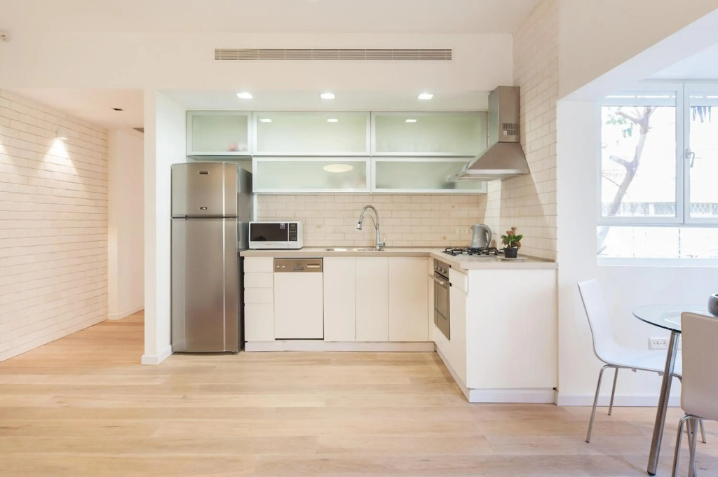Bright 2 bedroom apartment in the heart of tel aviv by Sea N' Rent