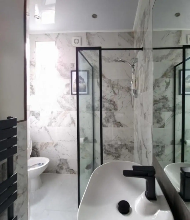 Stylish King Bed Suite - Family/ Contractor
