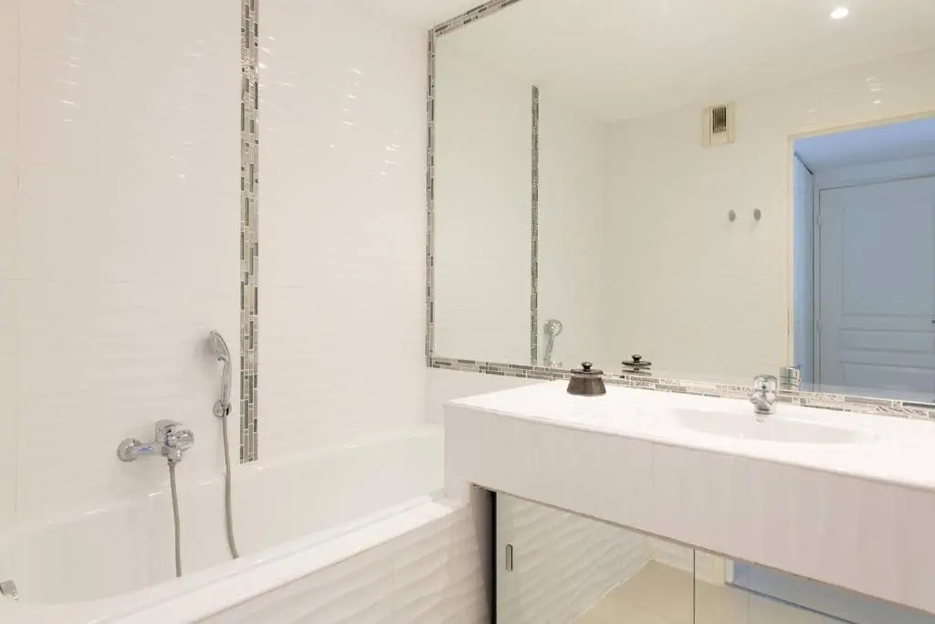 Martinez Hotel Area: Modern 3 Bedrooms W/ Terrace